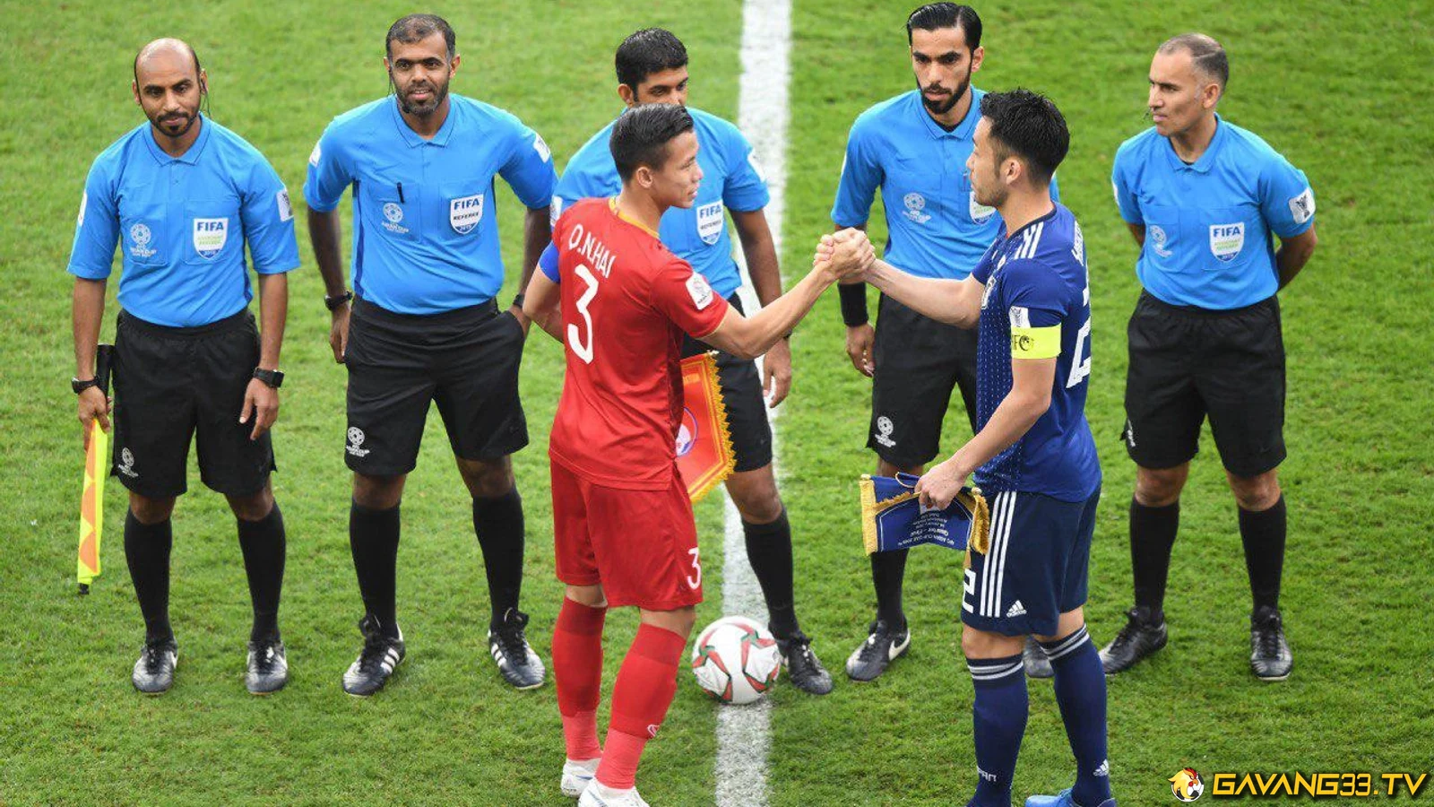 Cầu thủ Việt Nam bắt tay đội trưởng Nhật Bản tại AFC Asian Cup 2019